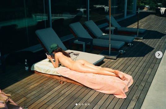 Kendall Jenner desnuda tomando el sol