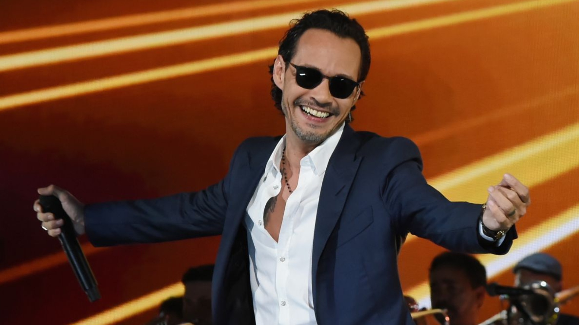 Marc Anthony recibe botellazo durante concierto